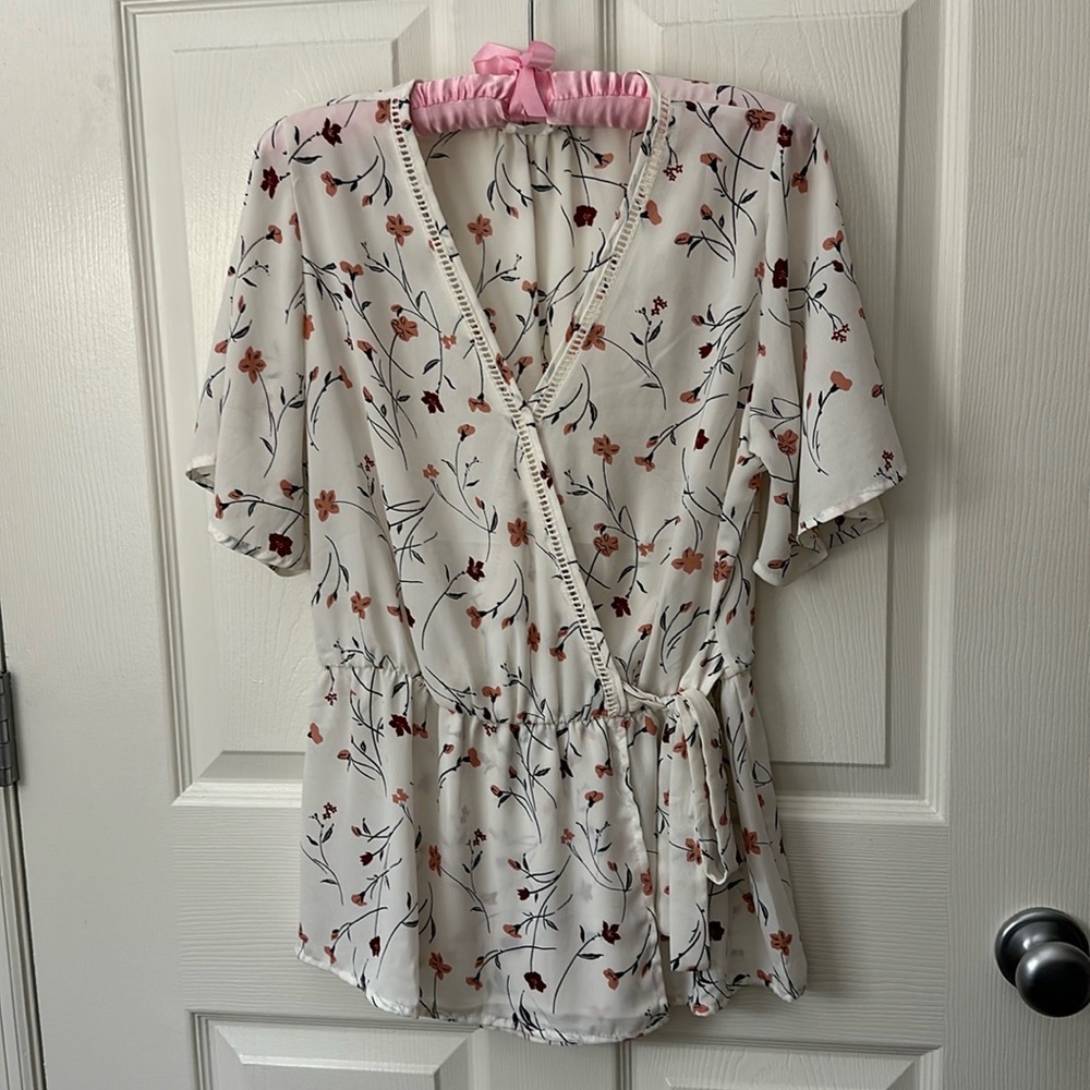 Sienna Sky White Floral Peplum Wrap Blouse Large - Picture 2 of 7